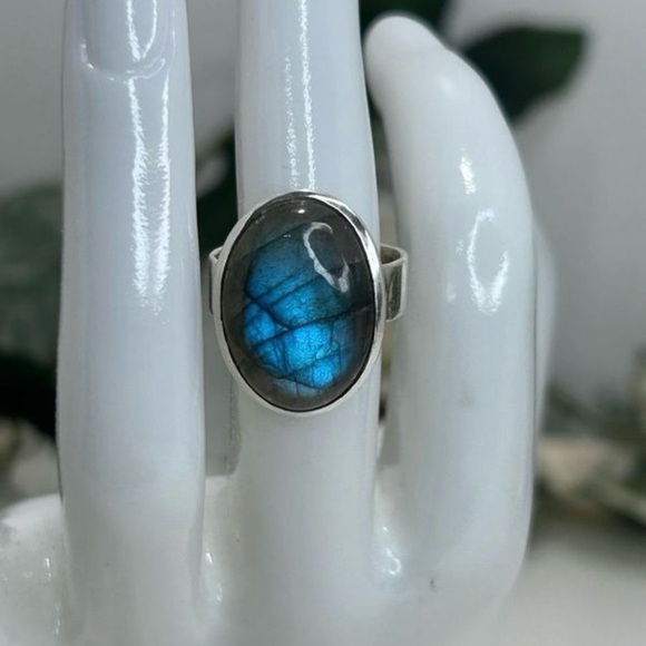Jewelry - Sterling Silver Labradorite
Ring Womens Size 5 3/4
Blue Oval Gemstone Bezel Set